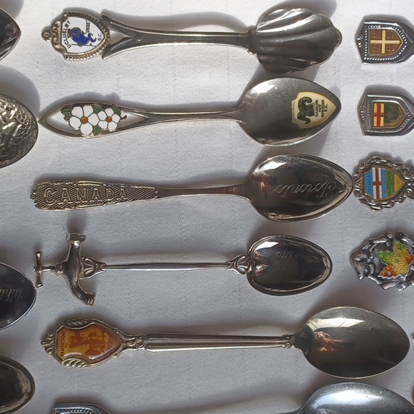 Canadiana Memorabilia Vintage Collector Spoons- Set of 31 - Picture 5 of 16